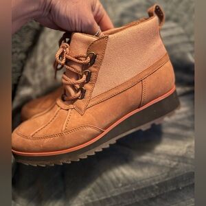 EUC Women's Vionic Nolan Arch Support/Plantar Facitis Hiking Boots size 7.5